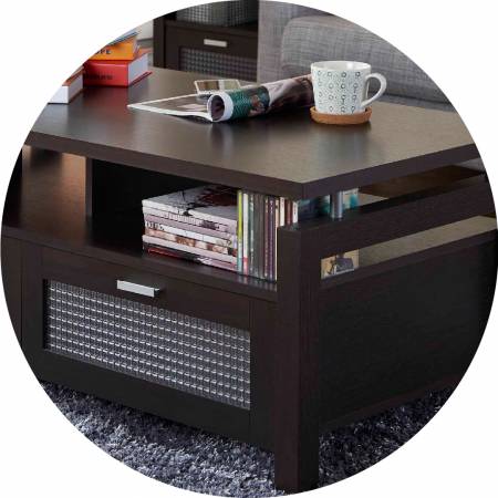 Van hely az asztallap és a szekrény között, oda lehet pakolni a dolgokat.